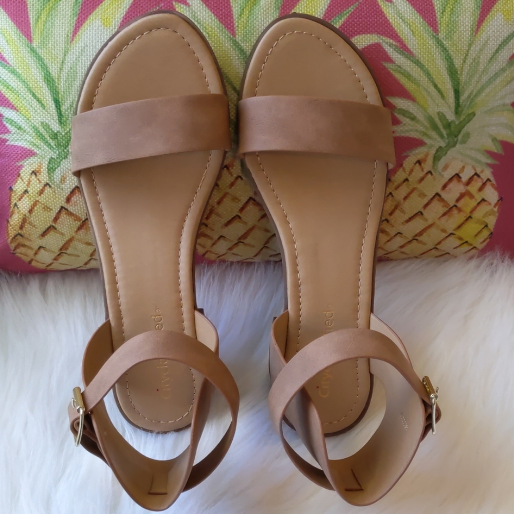 🛑 SOLD 🛑Tan Block Heel Sandal - Picture 3 of 8